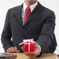 Бывают ситуации, когда дарить подарок совсем необязательно В жизни бывает много ситуаций, когда подарок будет неуместным или его от вас сосем не ждут.