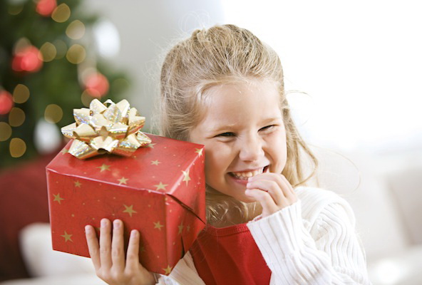 Новогодние подарки для детей сотрудников должны быть оригинальными и вкусными.